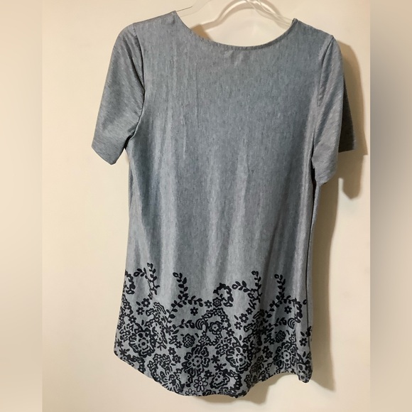 No tags Heather grey top with black print, never worn Ptp-20 1/2”, Length 34” - Picture 2 of 2